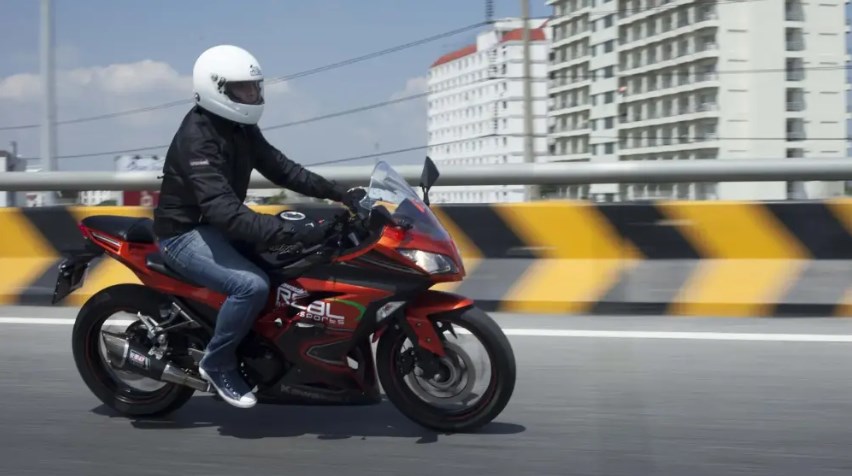 Moto con Michelin Pilot Street Radial